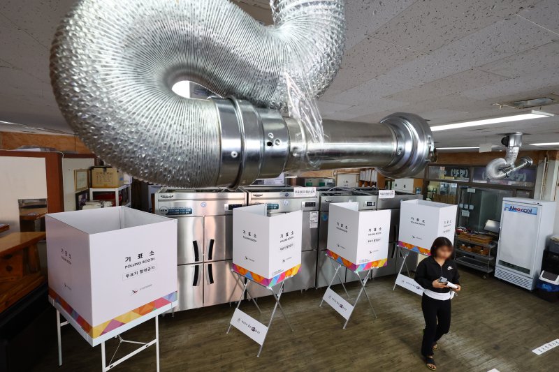 [광명=뉴시스] 황준선 기자 = 제21대 대통령 선거일인 3일 오전 경기 광명시의 한 음식점에 마련된 소하2동 제4카지노사이트 바카라사이트에서 유권자들이 투표를 하고 있다. 2025.06.03. hwang@newsis.com