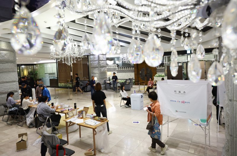 [서울=뉴시스] 황준선 기자 = 제21대 대통령 선거일인 3일 오전 서울 구로구의 한 결혼식장에 마련된 구로5동 제1카지노사이트 바카라사이트에서 유권자들이 투표를 하고 있다. 2025.06.03. hwang@newsis.com