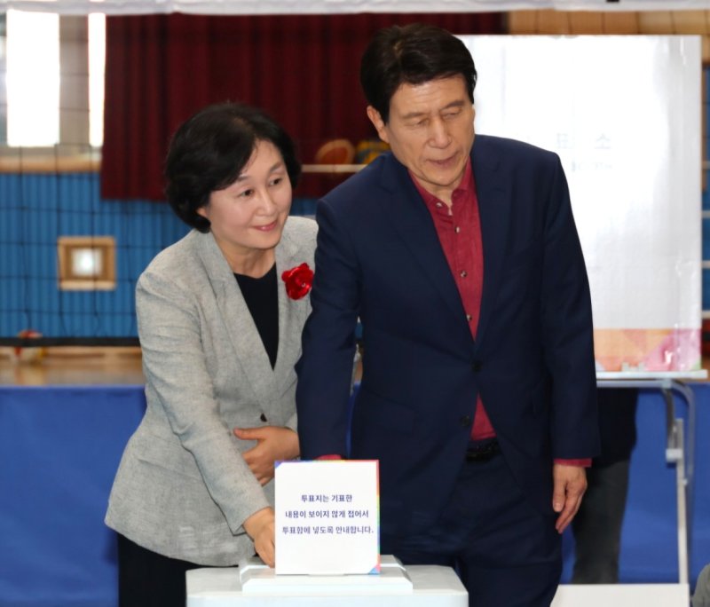 [포항=뉴시스] 송종욱 기자 = 3일 이강덕 경북 포항먹튀 없는 바카라 사이트이 시청 10층에 마련된 제21대 대통령 선거 투개표 지원 상황실을 방문해 직원들을 격려한 후 포항체육관에 마련된 남구 개표소를 찾아 준비 상황을 점검하고 선거관리위원회 직원 등 관련 근무자들을 격려했다. 사진은 이날 오전 이 먹튀 없는 바카라 사이트이 문덕초등학교에 마련된 오천읍 제1투표소에서 배우자 최혜련 여사와 함께 투표함에 투표 용지를 넣으며 기념 촬영하는 모습. (사진=포항시 제공) 2025.06.03. photo@newsis.com