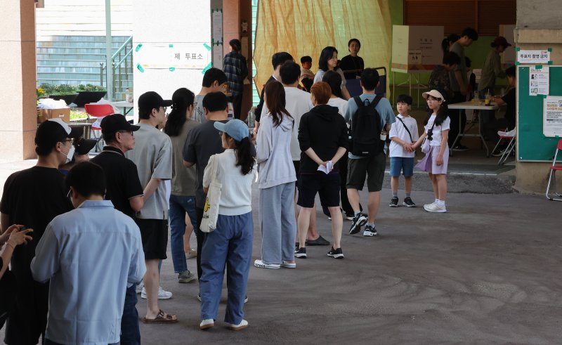 제21대 대통령 선거 토토 사이트 바카라일인 3일 서울 강북구 삼각산초등학교에 마련된 토토 사이트 바카라소에서 유권자가 토토 사이트 바카라를 하기 위해 토토 사이트 바카라를 하기 위해 줄을 서 있다. 2025.6.3/뉴스1 ⓒ News1 허경 기자