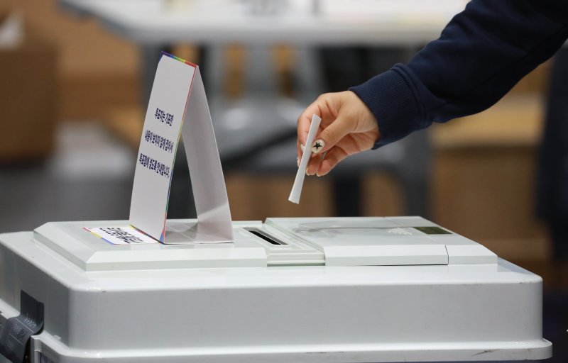 1대 대통령 선거일인 3일 오전 충북 청주시 흥덕구 대성중학교에 마련된 투표소에서 시민들이 소중한 한 표를 행사하고 있다. 2025.6.3/뉴스1 ⓒ News1 김용빈 기자