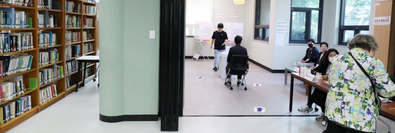 제21대 대통령 선거일인 3일 전북 전주시 신흥고등학교 도서관에 마련된 중화산1동 제2표소를 찾은 유권자들이 바카라사이트 유니벳를 하고 있다. 2025.6.3/뉴스1 ⓒ News1 유경석 기자