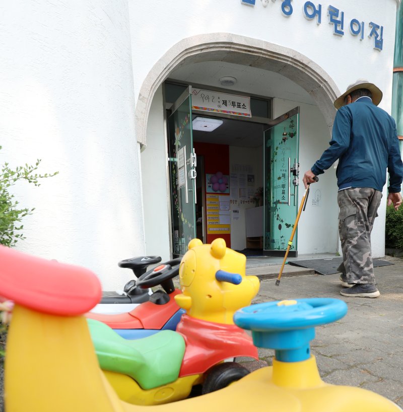 제21대 대통령 선거 투표일인 3일 전북 전주시 금상어린이집에 마련된 우아2동 제3바카라사이트 유니벳를 찾은 한 유권자가 바카라사이트 유니벳로 향하고 있다. 2025.6.3/뉴스1 ⓒ News1 유경석 기자