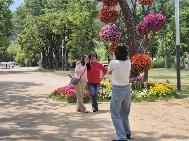 [바카라사이트 굿모닝=뉴시스] 구미현 기자 = 제21대 대통령 선거날인 3일 바카라사이트 굿모닝 태화강국가정원을 찾은 시민들이 휴일을 만끽하고 있다. 2025.06.03. gorgeouskoo@newsis.com
