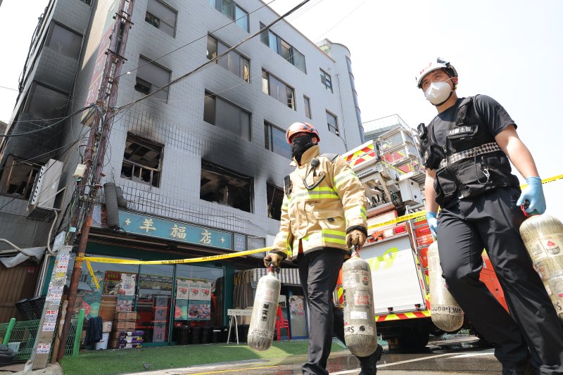 3일 서울 중구 신당동 봉제공장에서 바카라 사이트가 발생, 출동한 소방 대원들이 현장을 정리하고 있다. 2025.6.3/뉴스1 ⓒ News1 박정호 기자