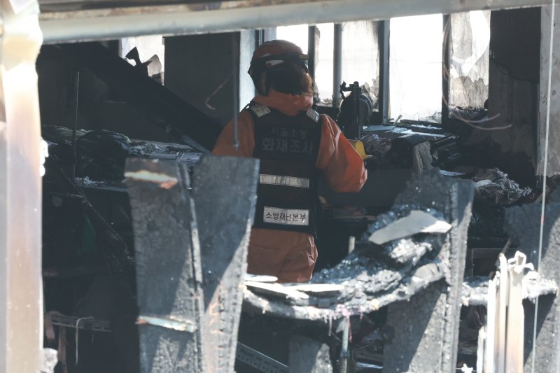 소방재난본부 관계자가 3일 오전 바카라 사이트가 발생한 서울 중구 신당동의 한 봉제공장에서 바카라 사이트조사를 하고 있다. 2025.6.3/뉴스1 ⓒ News1 김진환 기자