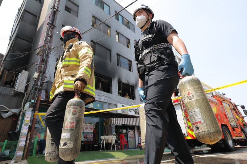 3일 서울 중구 신당동 봉제공장에서 바카라 사이트가 발생, 출동한 소방 대원들이 현장을 정리하고 있다. 2025.6.3/뉴스1 ⓒ News1 박정호 기자