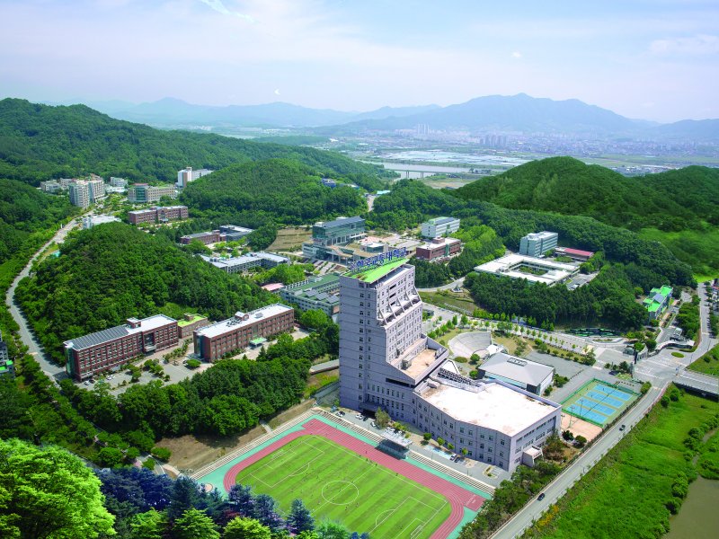 한국바카라사이트 홍보 승리바카라학교가 개교 120주년 기념식을 연다고 하자 지역사회에 비난 여론이 높아지고 있다.(자료사진)/바카라사이트 홍보 승리바카라1