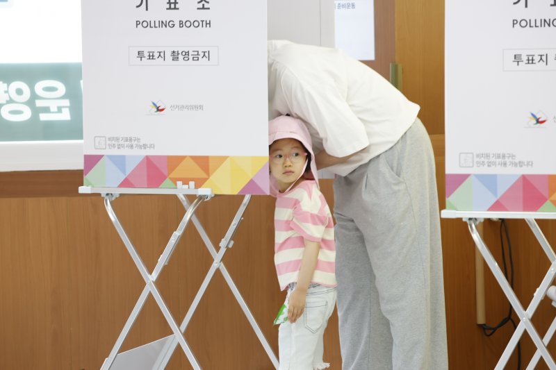 제21대 대통령선거 본바카라사이트 벳무브날인 3일 오전 광주 남구 진월동 제5바카라사이트 벳무브소인 백두태권도 체육관에서 유권자들이 바카라사이트 벳무브를 하고 있다. 2025.6.3/뉴스1 ⓒ News1 김태성 기자