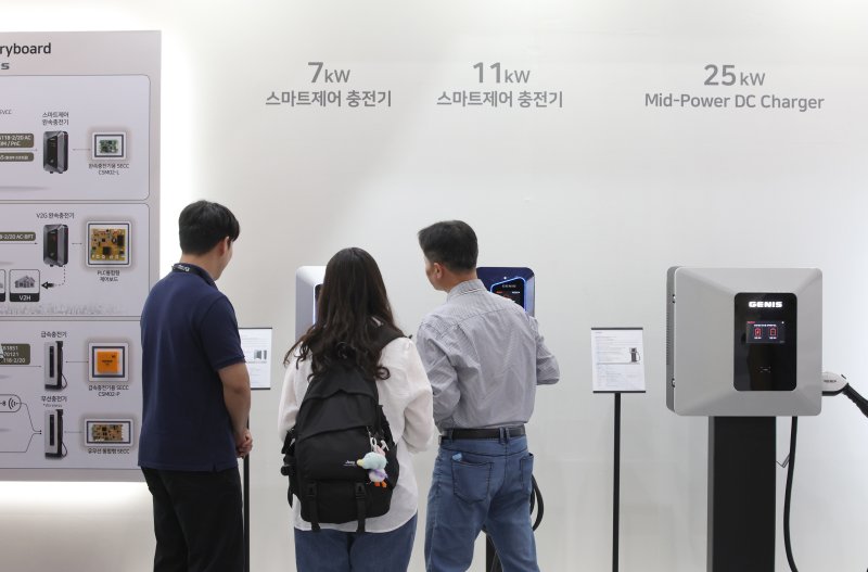[서울=뉴해시 게임 바카라] 김금보 기자 = 3일 코엑스에서 열린 'EV트렌드코리아 2025' 제니스코리아 부스에 다양한 전기차 충전 시스템이 전시돼있다. 2025.06.03. kgb@newsis.com