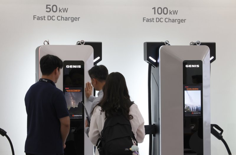 [서울=뉴해시 게임 바카라] 김금보 기자 = 3일 코엑스에서 열린 'EV트렌드코리아 2025' 제니스코리아 부스에 다양한 전기차 충전 시스템이 전시돼있다. 2025.06.03. kgb@newsis.com