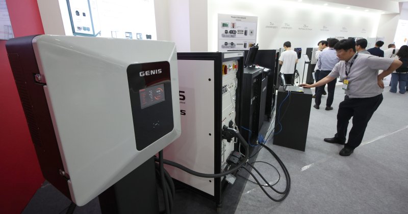 [서울=뉴해시 게임 바카라] 김금보 기자 = 3일 코엑스에서 열린 'EV트렌드코리아 2025' 제니스코리아 부스에 다양한 전기차 충전 시스템이 전시돼있다. 2025.06.03. kgb@newsis.com
