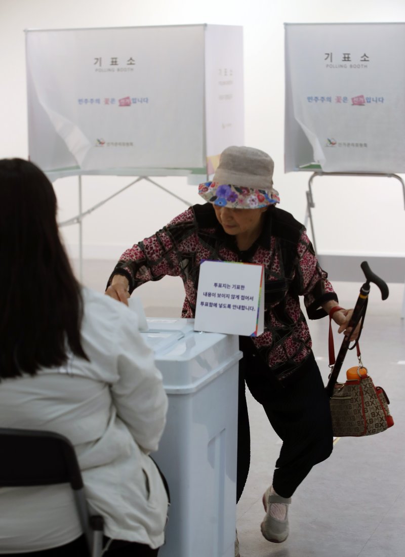 제21대 대통령 선거일인 3일 오전 부산진구청 백양홀에 마련된 부암제1동 제4바카라소에서 지팡이를 짚은 어르신이 바카라를 하고 있다. 2025.6.3/뉴스1 ⓒ News1 윤일지 기자