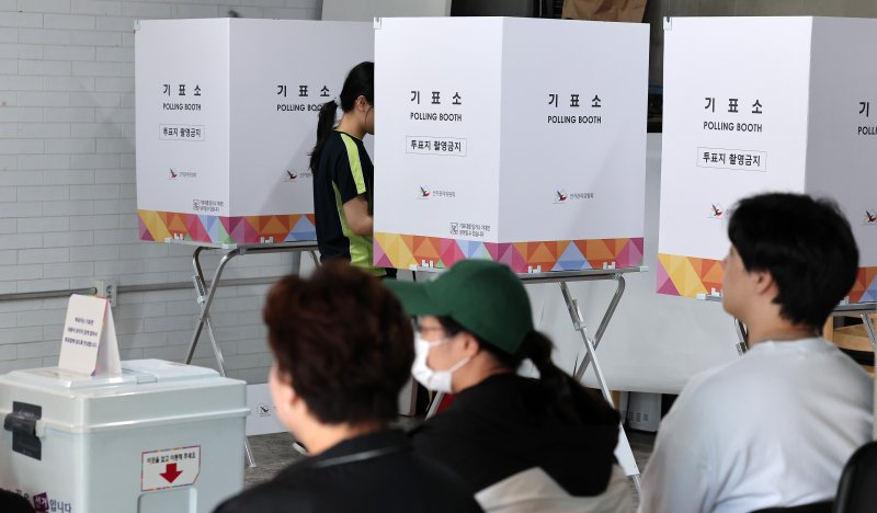 제21대 대통령 선거일인 3일 서울 서대문구 고래한입피자에 마련된 북가좌제2동 제5바카라사이트 카지노사이트를 찾은 유권자들이 투표하고 있다. 2025.6.3/바카라사이트 카지노사이트1 ⓒ News1 김성진 기자