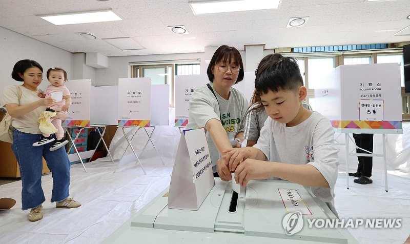 엄마와 함께 투표 (출처=연합뉴스)