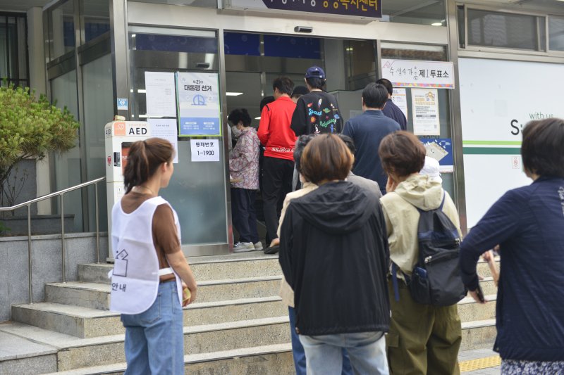 21대 대통령 선거일인 3일 대구 수성구 수성4가동행정복지센터에 마련된 토토 바카라 사이트소에서 유권자들이 줄지어 차례를 기다리고 있다. 2025.6.3/토토 바카라 사이트1 ⓒ News1 이성덕 기자