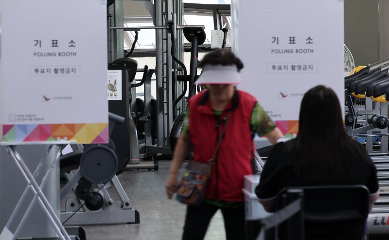 제21대 대통령 선거일인 3일 서울 서대문구에 위치한 한 아파트에 마련된 북가좌제2동 제4인기있는바카라사이트소를 찾은 유권자들이 인기있는바카라사이트하고 있다. 2025.6.3/인기있는바카라사이트1 ⓒ News1 김성진 기자