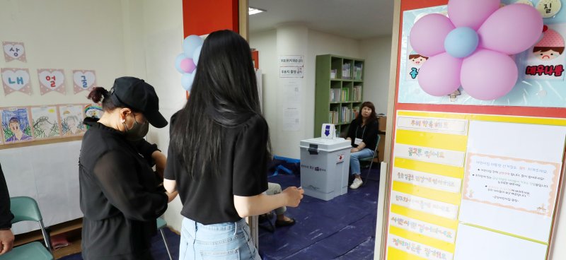 제21대 대통령 선거 토토 바카라 사이트일인 3일 전북 전주시 금상어린이집에 마련된 우아2동 제3토토 바카라 사이트소를 찾은 유권자들이 토토 바카라 사이트를 하기 위해 장내로 들어서고 있다. 2025.6.3/뉴스1 ⓒ News1 유경석 기자