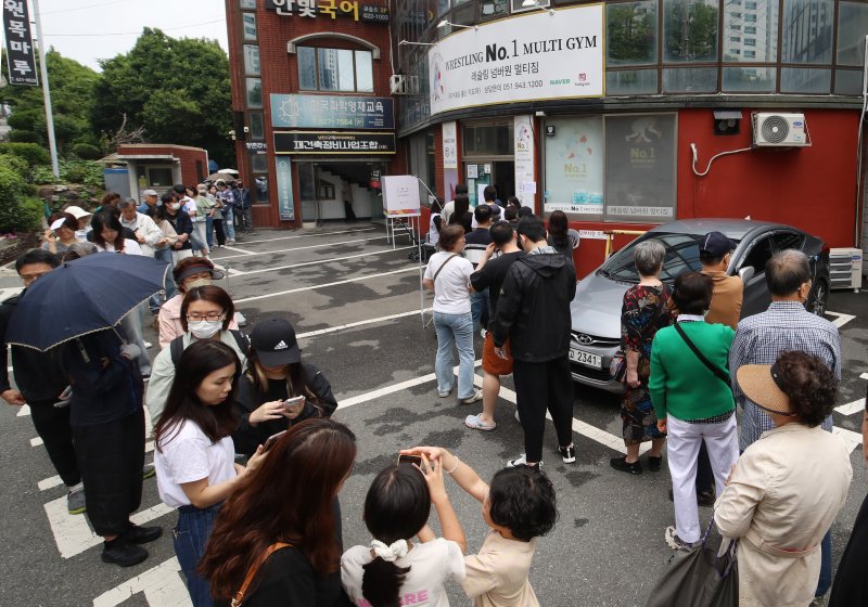제21대 대통령 선거일인 3일 부산 수영구 레슬링넘버원 멀티짐에 마련된 남천제2동 제3바카라사이트 벳무브소에서 유권자들이 바카라사이트 벳무브를 하기 위해 줄을 서 있다. 2025.6.3/뉴스1 ⓒ News1 윤일지 기자