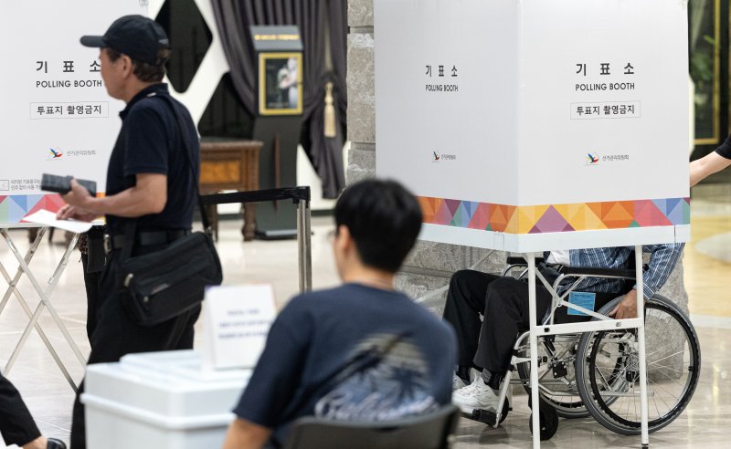 제21대 대통령 선거일인 3일 서울 구로구의 한 웨딩홀에 마련된 구로5동 제1에볼루션 바카라 사이트소에서 유권자들이 에볼루션 바카라 사이트하고 있다. 2025.6.3/뉴스1 ⓒ News1 이승배 기자