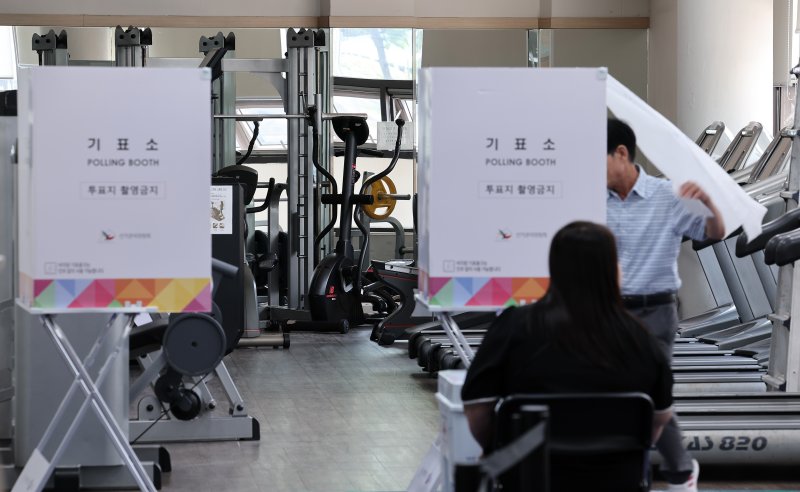 제21대 대통령 선거일인 3일 서울 서대문구에 위치한 한 아파트에 마련된 북가좌제2동 제4토토 바카라 사이트소를 찾은 유권자들이 토토 바카라 사이트하고 있다. 2025.6.3/뉴스1 ⓒ News1 김성진 기자