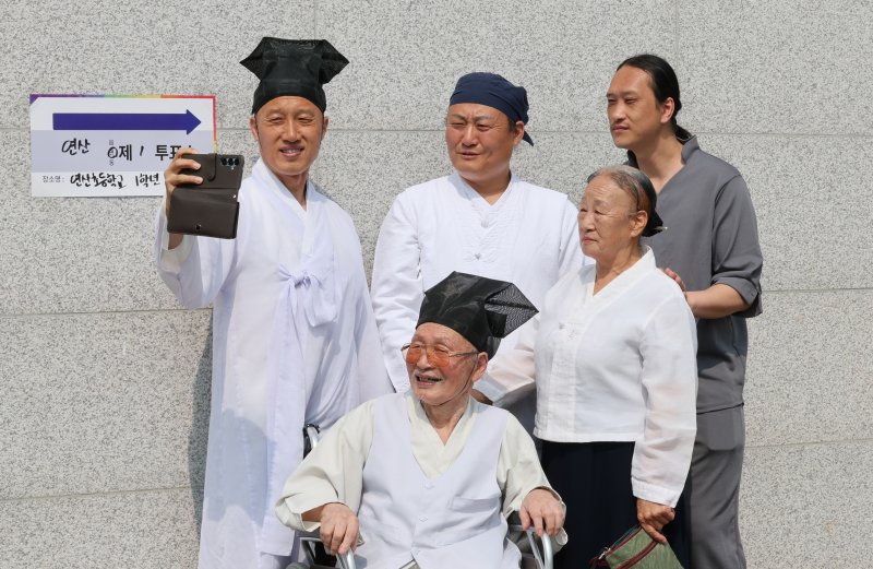 제21대 대통령 선거일인 3일 오전 충남 논산 연산초등학교에 마련된 연산 제1토토 바카라소에서 양지서당 유복엽 큰 훈장이 가족과 함께 토토 바카라를 마치고 사진을 찍고 있다. 2025.6.3/뉴스1 ⓒ News1 김기태 기자