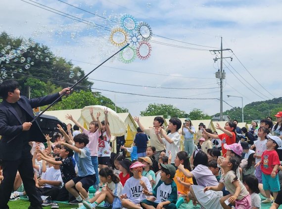 바카라사이트 목록 온산제련소 임직원과 바카라사이트 목록 400여명이 최근 가정의 달 행사인 '폭싹 모였수다'에 참여하고 있다. 고려아연 제공