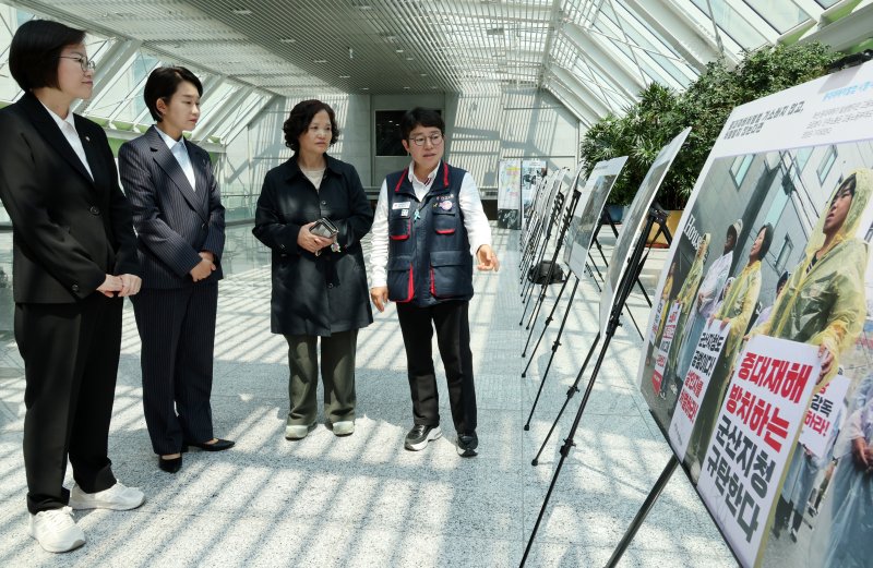 [서울=뉴시스] 조성우 기자 = 사진은 기사와 무관. 김재연(왼쪽 두 번째부터) 진보당 제21대 대통령 선거 후보와 고 김용균 어머니 김미숙 김용균재단 이사장, 정혜경(왼쪽) 의원이 28일 오후 서울 여의도 국회 의원회관 로비에서 열린 4.28 산업재해 라이트닝 바카라 사이트의 날 국가기념일 지정 첫 해 기념 '싸우는 산재노동자 사진전'에서 작품을 관람하고 있다. 2025.04.28. xconfind@newsis.com