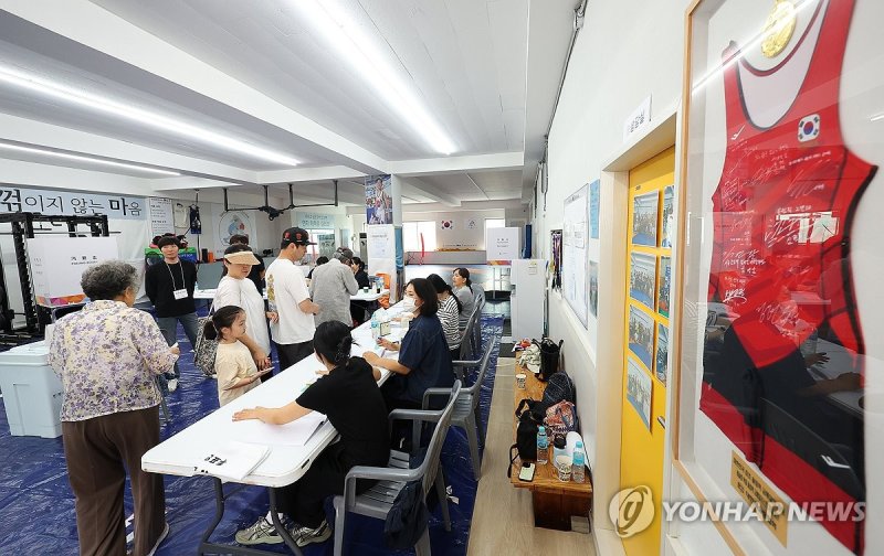 투표소로 활용되는 레슬링장 (출처=연합뉴스)