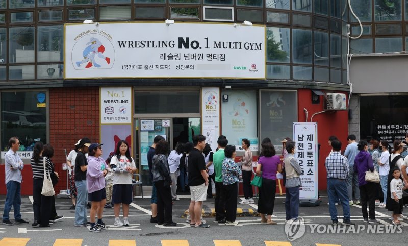 레슬링장에 길게 줄을 선 유권자들 (출처=연합뉴스)