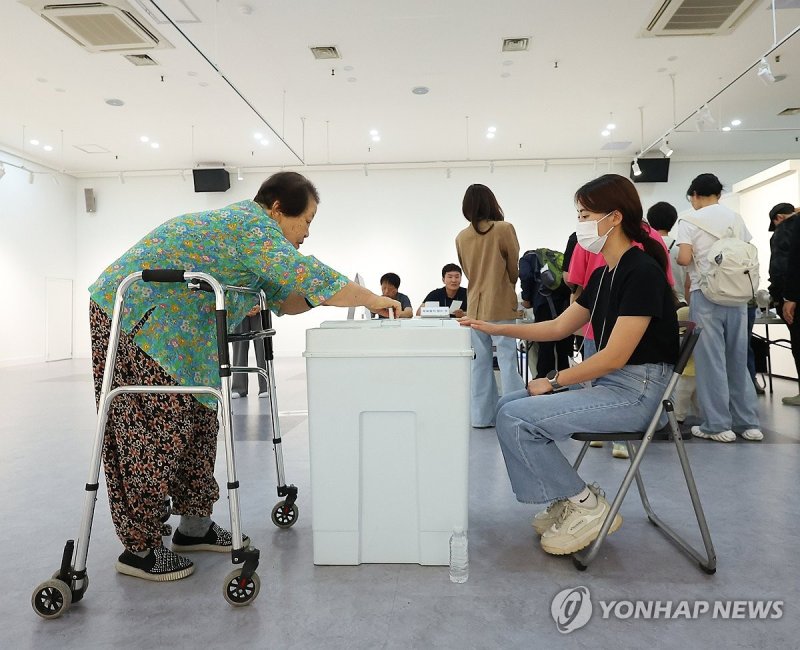 긴 기다림 뒤 소중한 한표 (출처=연합뉴스)