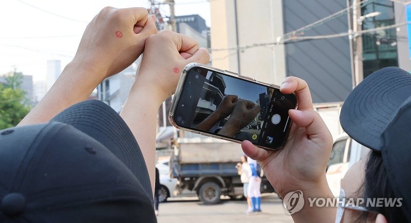 부부 인증샷 '찰칵' (출처=연합뉴스)