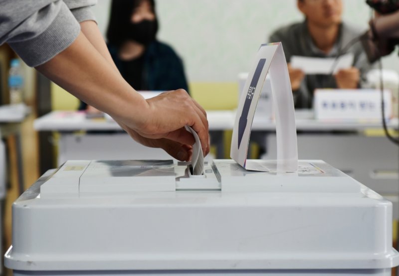 제21대 대통령 선거 당일인 3일 오전 전남 순천시 해룡면 제11에볼루션 바카라소(순천 승평중학교)에서 유권자가 에볼루션 바카라용지를 에볼루션 바카라함에 넣고 있다.2025.6.3/에볼루션 바카라1 ⓒ News1 김동수 기자
