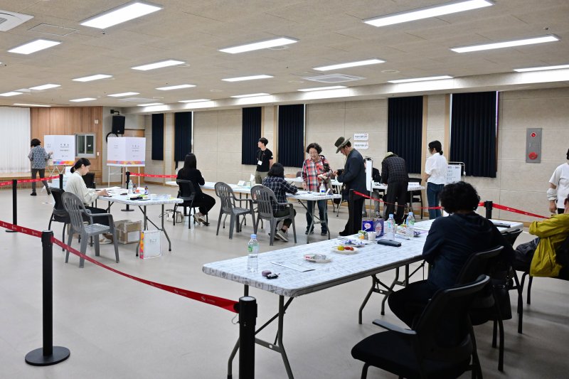 [하동=뉴시스] 차용현 기자 = 제21대 대통령 선거일인 3일 오전 메이저 바카라 하동군 진교면 제1 투표소에서 유권자들이 소중한 한표를 행사하고 있다. 2025.06.03.con@newsis.com