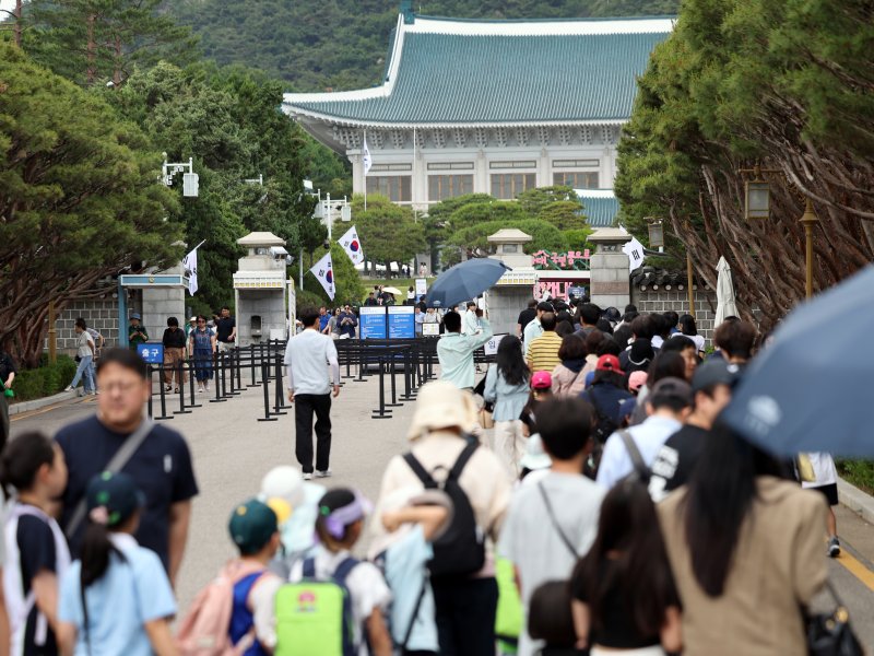 제21대 대통령 선거 온라인바카라일인 3일 서울 종로구 청와대에서 관람객들이 입장을 위해 줄을 서 있다. 2025.6.3/뉴스1 ⓒ News1 황기선 기자