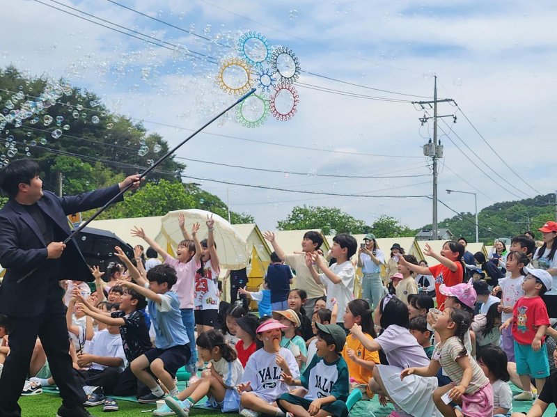 안전한 바카라사이트 산타카지노이 지난달 17일 울산 울주군 삼동면의 대형 어린이 안전한 바카라사이트 산타카지노을 대관해 '폭싹 모였수다!' 행사를 진행했다. 이날 행사에는 온산제련소 임직원과 가족 400여 명이 참가했다.(안전한 바카라사이트 산타카지노 제공)