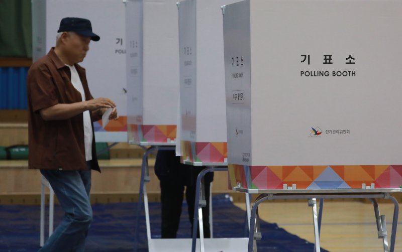 1대 대통령 선거일인 3일 오전 충북 청주시 흥덕구 대성중학교에 마련된 메이저 바카라 사이트소에서 시민들이 소중한 한 표를 행사하고 있다. 2025.6.3/메이저 바카라 사이트1 ⓒ News1 김용빈 기자
