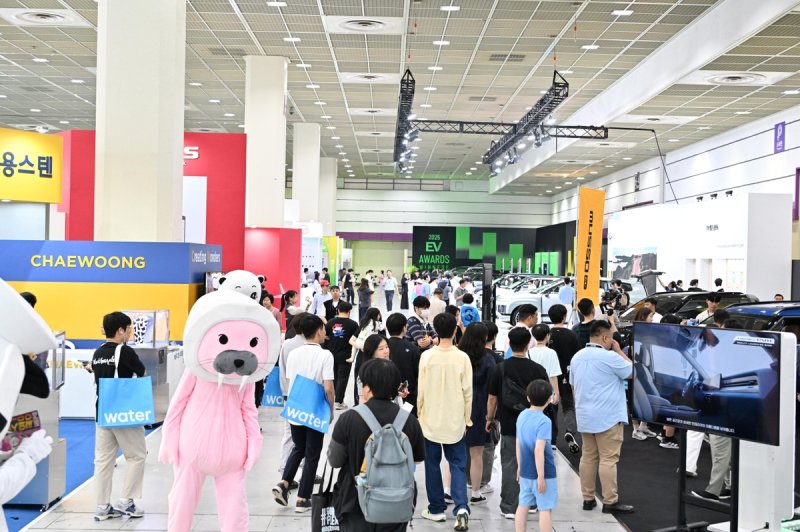 EV 트렌드 코리아 첫날 관람객들 (출처=연합뉴스)