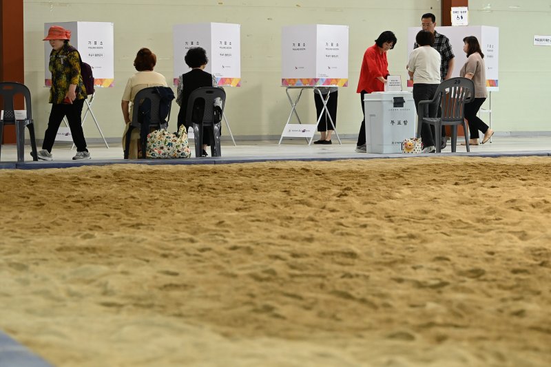 [성남=뉴시스] 김종택 기자 = 제21대 대통령선거일인 3일 경기 성남시 중원구 성남종합운동장 실내씨름장에 마련된 성남동 제2먹튀없는 바카라사이트 아톰카지노에서 유권자들이 투표하고 있다. 2025.06.03. jtk@newsis.com