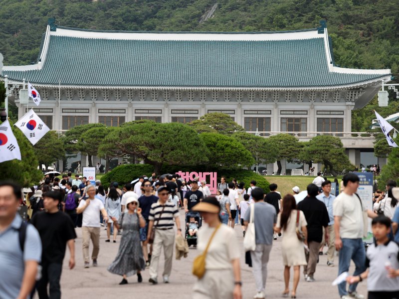 제21대 대통령 선거 바카라 베팅일인 3일 서울 종로구 청와대에서 관람객들이 경내를 둘러보고 있다. 2025.6.3/뉴스1 ⓒ News1 황기선 기자