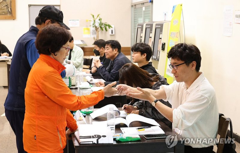소중한 한 표 행사하는 제주 유권자들 (출처=연합뉴스)