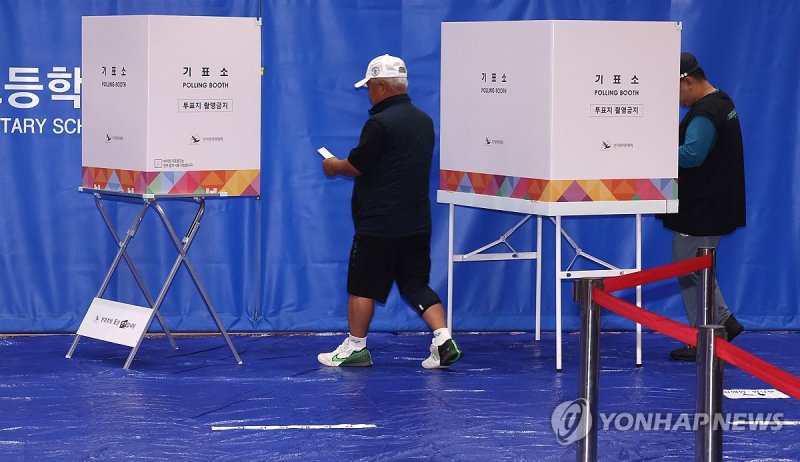 투표하는 유권자들 (출처=연합뉴스)