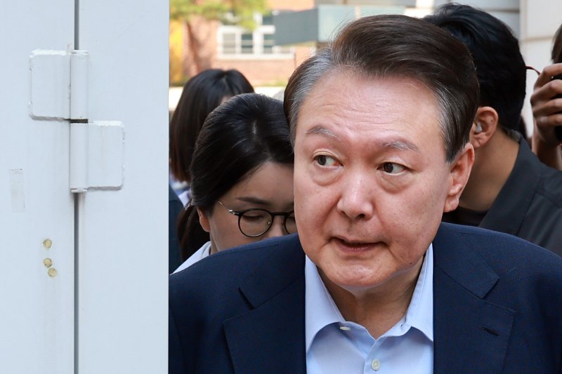 윤석열 전 대통령과 김건희 여사가 제 21대 대통령 선거일인 3일 오전 서울 서초구 원명초등학교에 마련된 서초4동 제3투표소에서 투표를 마치고 이동하고 있다. (공동취재) 2025.6.3/뉴스1 ⓒ News1 김명섭 기자