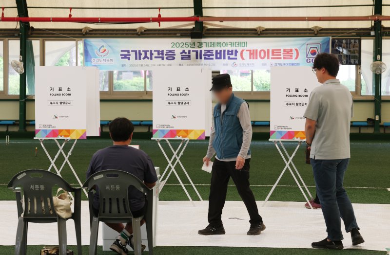 제21대 대통령 선거일인 3일 경기 수원시 권선구 여기산게이트볼장에 마련된 서둔동제2바카라 가상 머니 사이트소에서 유권자들이 바카라 가상 머니 사이트를 하고 있다. 2025.6.3/뉴스1 ⓒ News1 김영운 기자