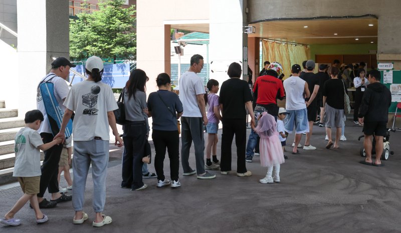 제21대 대통령 선거 바카라사이트 정보일인 3일 서울 강북구 삼각산초등학교에 마련된 바카라사이트 정보소에서 유권자가 바카라사이트 정보를 하기 위해 줄을 서 있다. 2025.6.3/뉴스1 ⓒ News1 허경 기자