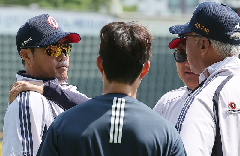 조성환 바카라 베어스 감독대행이 3일 오후 서울 송파구 잠실야구장에서 열리는 프로야구 '2025 신한 SOL뱅크 KBO 리그' KIA 타이거즈와의 경기를 앞두고 코칭스테프와 대화를 나누고 있다. 2025.6.3/뉴스1 ⓒ News1 김진환 기자