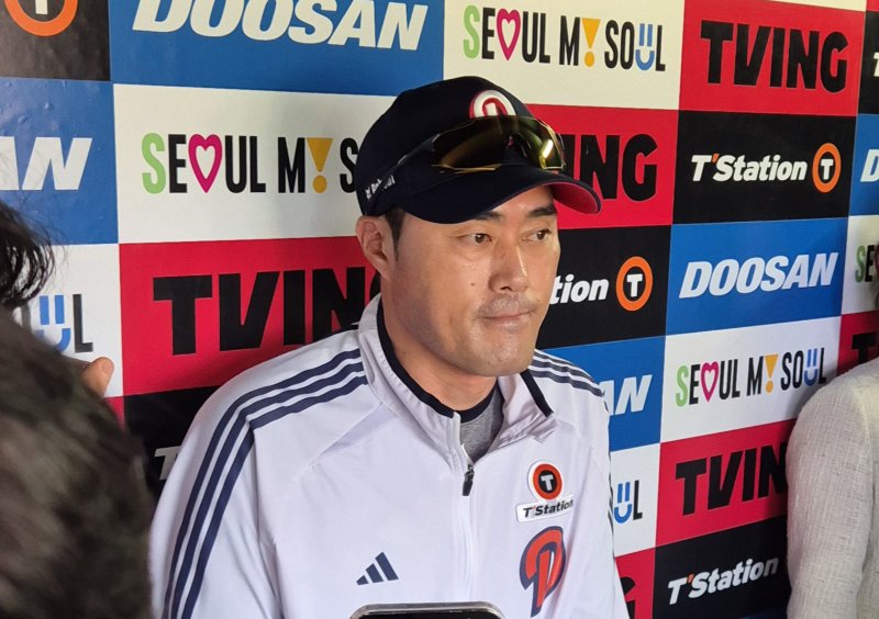 [서울=뉴시스] 문채현 기자 = 프로야구 바카라사이트 목록 베어스의 조성환 감독대행이 3일 서울 잠실구장에서 열리는 2025 신한 쏠뱅크 KBO리그 KIA 타이거즈와의 경기를 앞두고 취재진과 인터뷰를 하고 있다. 2025.06.03. dal@newsis.com *재판매 및 DB 금지