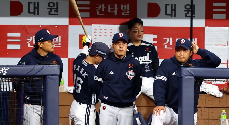 [서울=뉴시스] 박주성 기자 = 지난 4월22일 오후 서울 구로구 고척스카이돔에서 열린 프로야구 2025 KBO리그 바카라사이트 목록 베어스 대 키움 히어로즈의 경기, 바카라사이트 목록 이승엽 감독(왼쪽부터)과 조성환 퀄리티 컨트롤 코치, 박석민 타격코치가 경기를 지켜보고 있다. 2025.04.22. park7691@newsis.com
