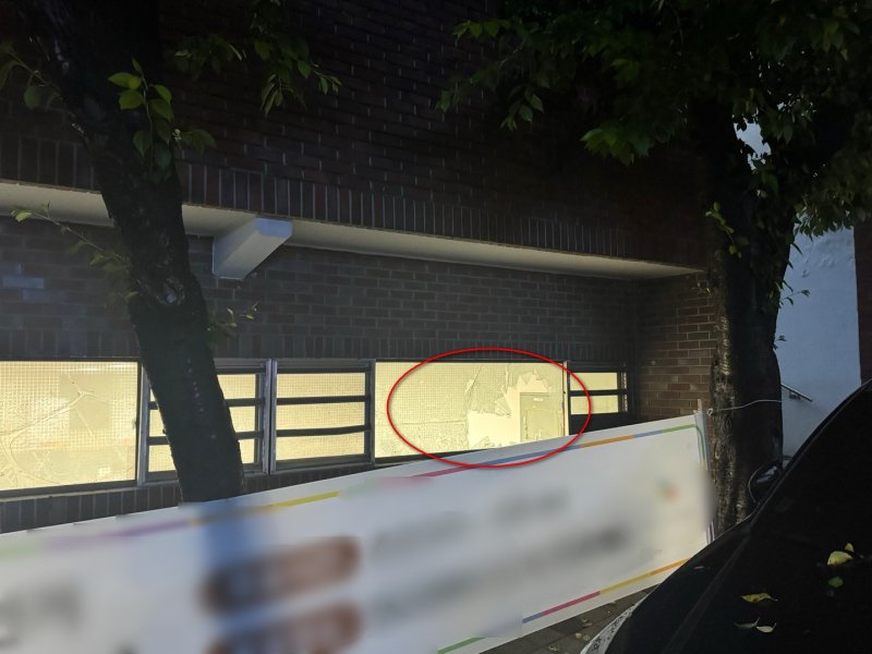 3일 오전 바카라 용어 사상구 주례동 한 바카라 용어의 유리창이 깨져있다.(사상경찰서 제공. 재판매 및 DB 금지)