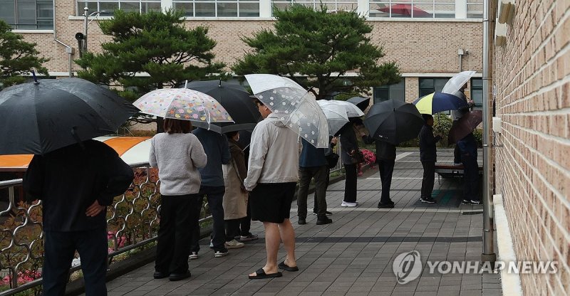 투표 시작 전 줄 선 유권자들 (출처=연합뉴스)